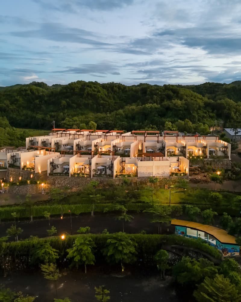 Website Drini Park Resort: foto udara vila private pool saat senja di Pantai Drini, Gunungkidul, Yogyakarta